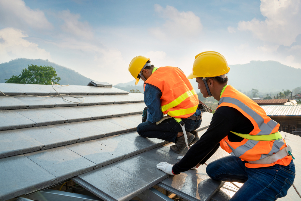 Professionelles Dachteam bei der Arbeit